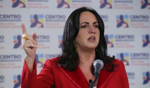 La senadora María Fernanda Cabal denuncia amenazas de Hollman Morris, gerente de RTVC, por hostigamiento político.