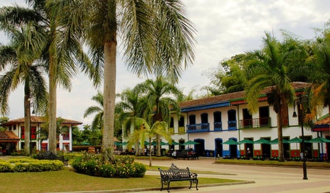 Personas caminan sobre plataforma de seguridad de montaña rusa en Parque del Café en Montenegro, Quindío