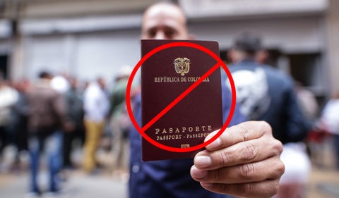 Pasaporte colombiano con señal de prohibido
