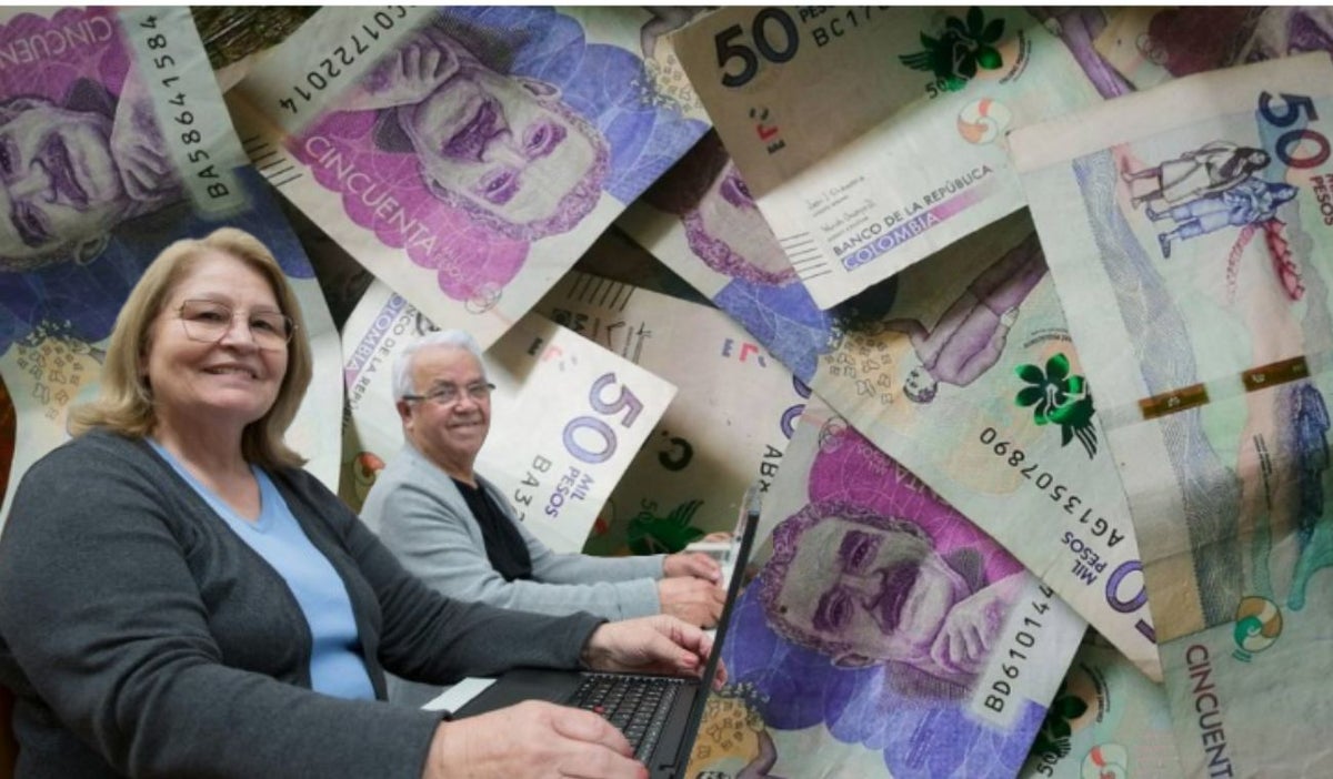 Billetes y dos jubilados