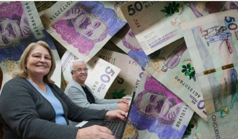 Billetes y dos jubilados