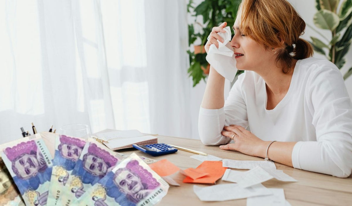 Una mujer haciendo cuentas llorando y billetes colombianos