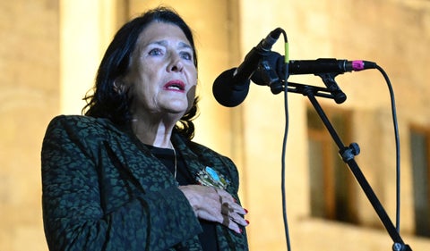 Salomé Zurabishvili, presidenta de Georgia, fue citada por la Fiscalía por denuncias de fraude