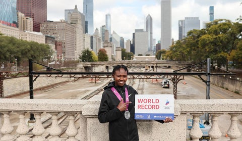 Tigst Assefa y logró nuevo récord en el maratón femenino
