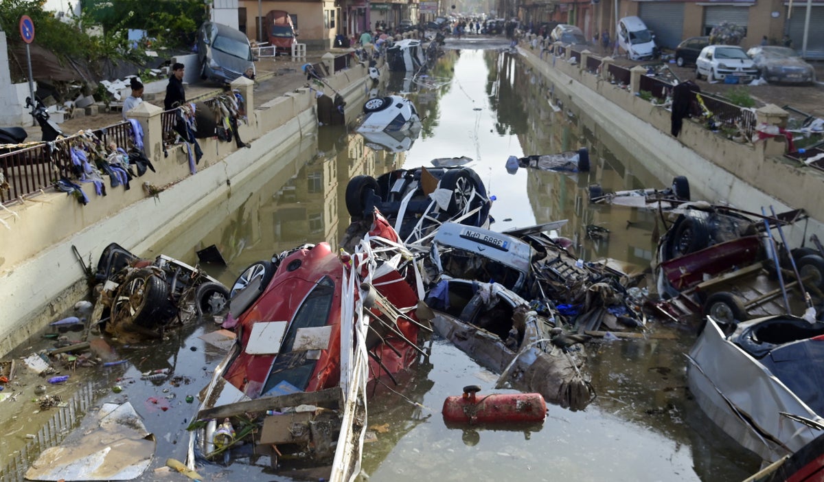 Embajador de Colombia en España informa sobre acciones de ayuda a colombianos afectados por inundaciones en Valencia.