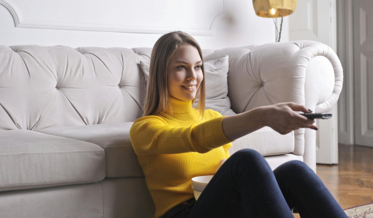 Mujer viendo series y películas