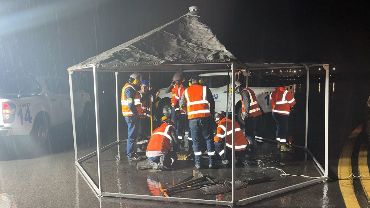 Un equipo técnico trabajó para solucionar la falla de luces en la pista