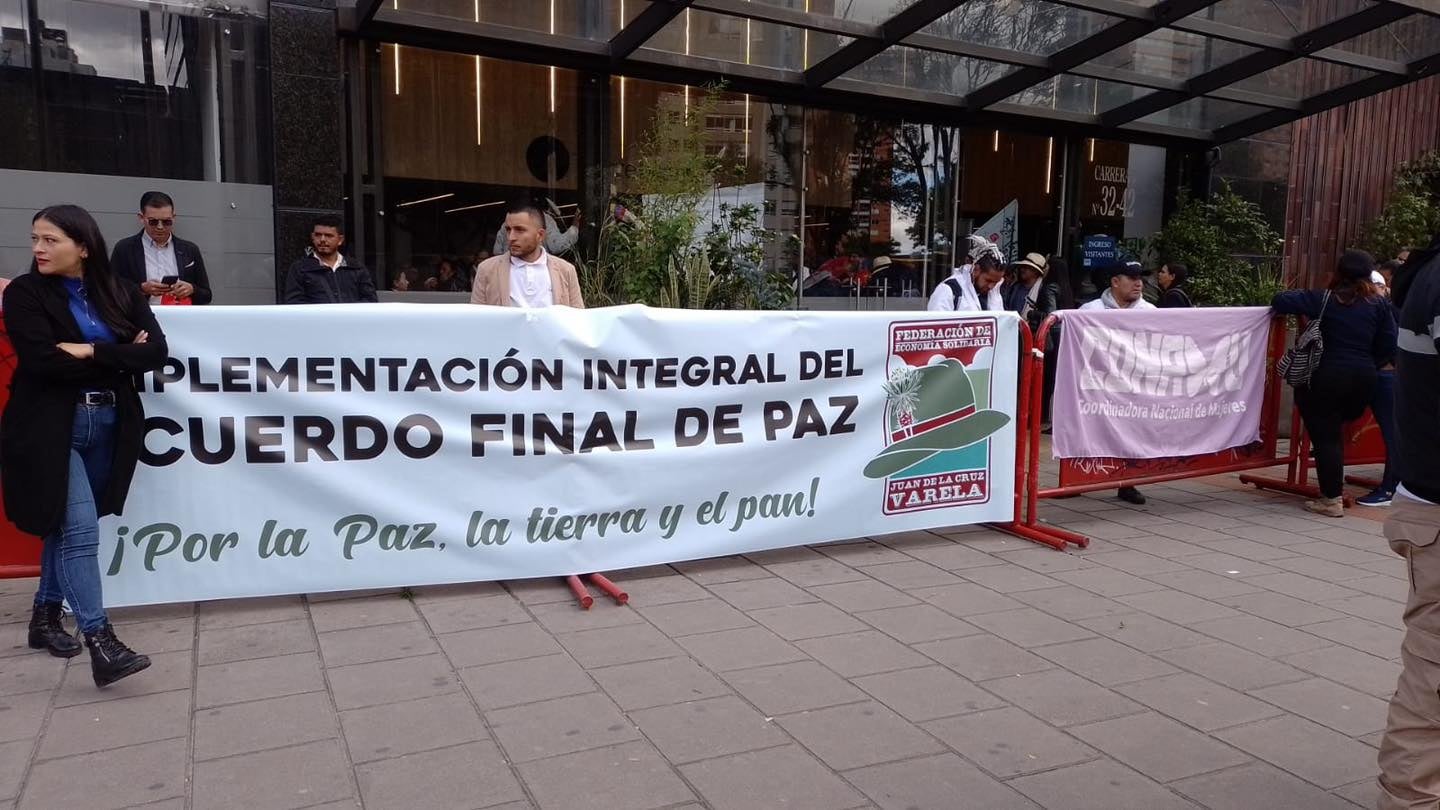 Campesinos exigen avances en la implementación del acuerdo de paz y se movilizan en el Ministerio de Agricultura