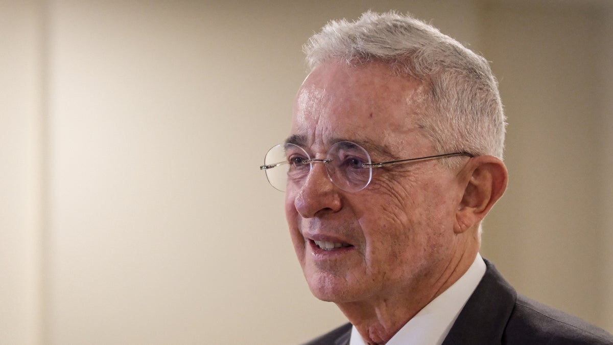 Álvaro Uribe critica la carga tributaria de Colombia en el índice de competitividad fiscal 2024.