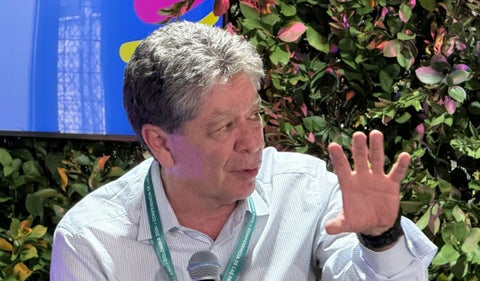 El presidente de la Andi, Bruce Mac Master, advierte sobre la escasez de gas en Colombia y la necesidad de importación a precios más elevados.