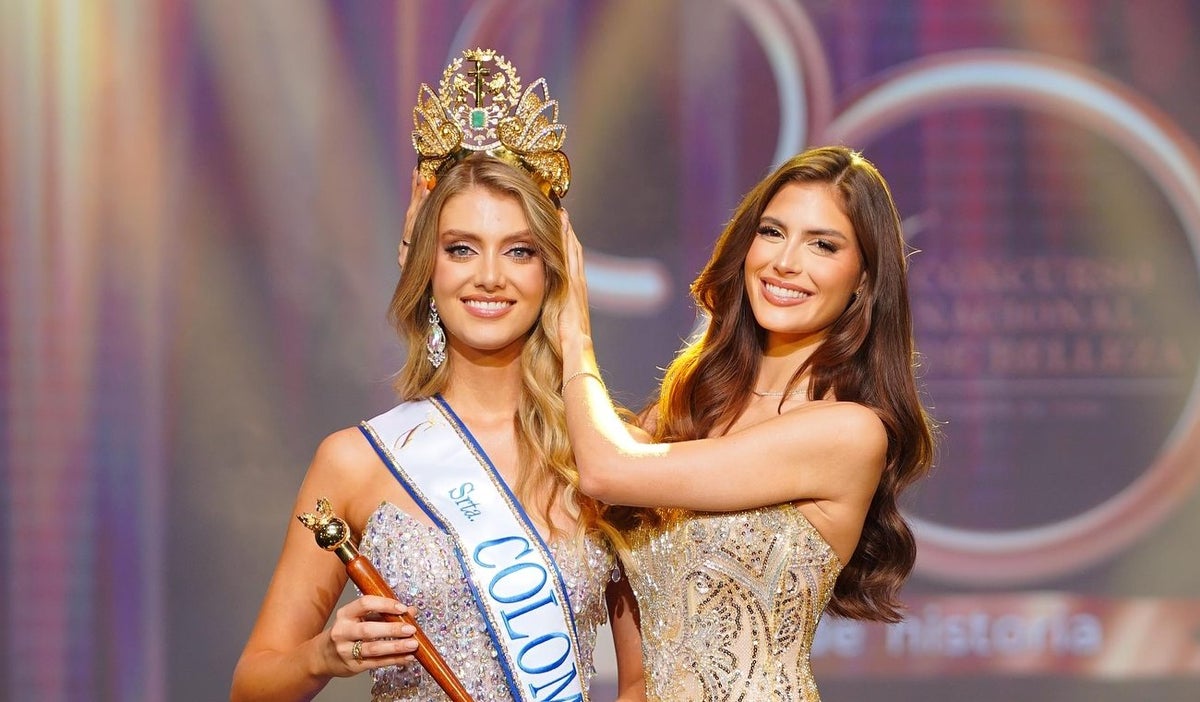 Catalina Duque Abreu recibe la corona de Sofía Osío Luna