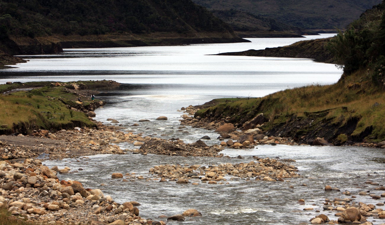 El sistema de embalses Chingaza alcanza un nivel del 52,63, pero el racionamiento de agua continúa.