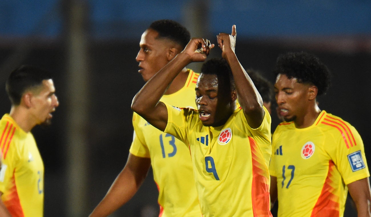 Carlos Andrés Gómez sorprende con un gol en Eliminatorias en la derrota de Colombia ante Uruguay.