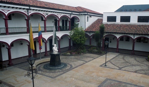 Pliego de cargos contra concejales del movimiento de Rodrigo Lara por ingresar moto al Concejo de Bogotá.