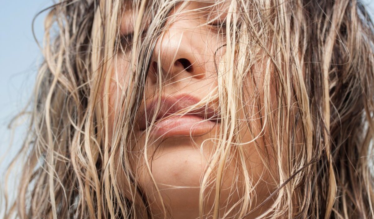 "La temporada de lluvias en Colombia: desafíos en el cuidado del cabello durante el 'invierno'.