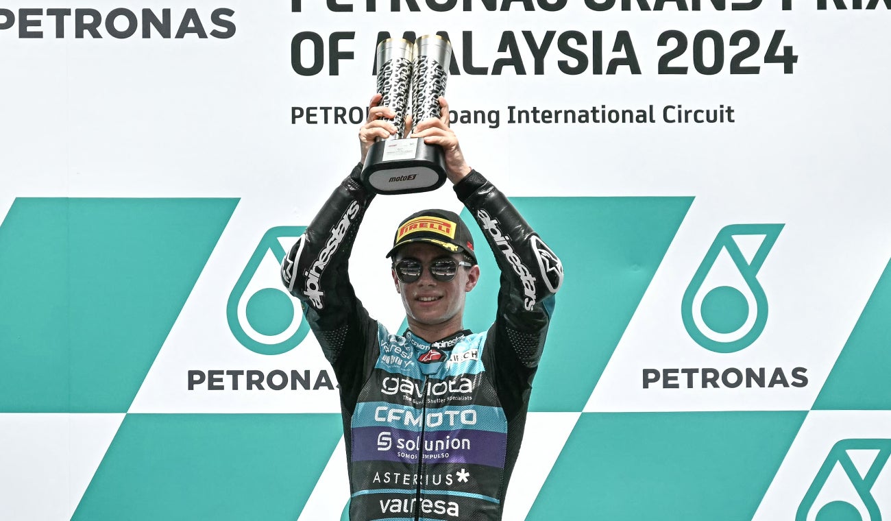 David Alonso hace historia con su decimocuarta victoria en el Gran Premio Barcelona Solidaridad de Moto3, superando a Daniel Holgado Gas Gas y Ángel Piqueras Honda.