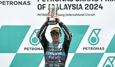 David Alonso hace historia con su decimocuarta victoria en el Gran Premio Barcelona Solidaridad de Moto3, superando a Daniel Holgado Gas Gas y Ángel Piqueras Honda.