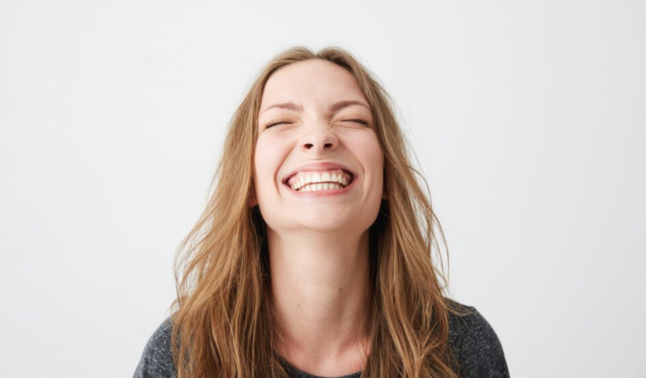 El diseño de sonrisa en resina se ha popularizado en los últimos años como una opción accesible y menos invasiva para mejorar la apariencia dental.