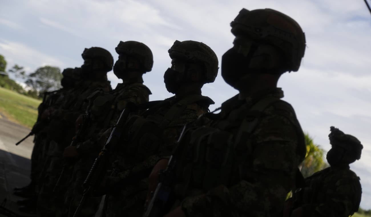 El general Fabio Caro condena el asesinato de cinco militares por el ELN en Anorí, Antioquia. Acto terrorista cobarde.