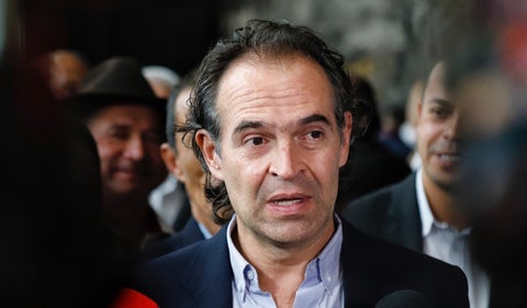 El alcalde de Medellín, Federico Gutiérrez, rechaza la venta de productos relacionados con Pablo Escobar, promoviendo la verdadera imagen de la ciudad como símbolo de arte y cultura.