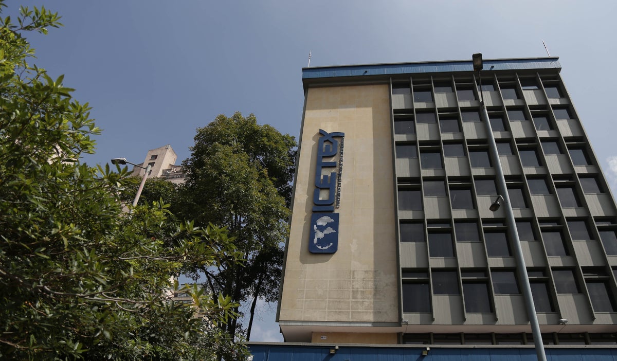Demoras en giro de recursos afectarán a miles de estudiantes universitarios. Icetex advierte sobre impacto en becas y créditos educativos.