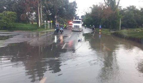 Inundaciones en Bogotá: Aguas de Bogotá alerta sobre la necesidad de adecuaciones en humedales para prevenir futuras emergencias.