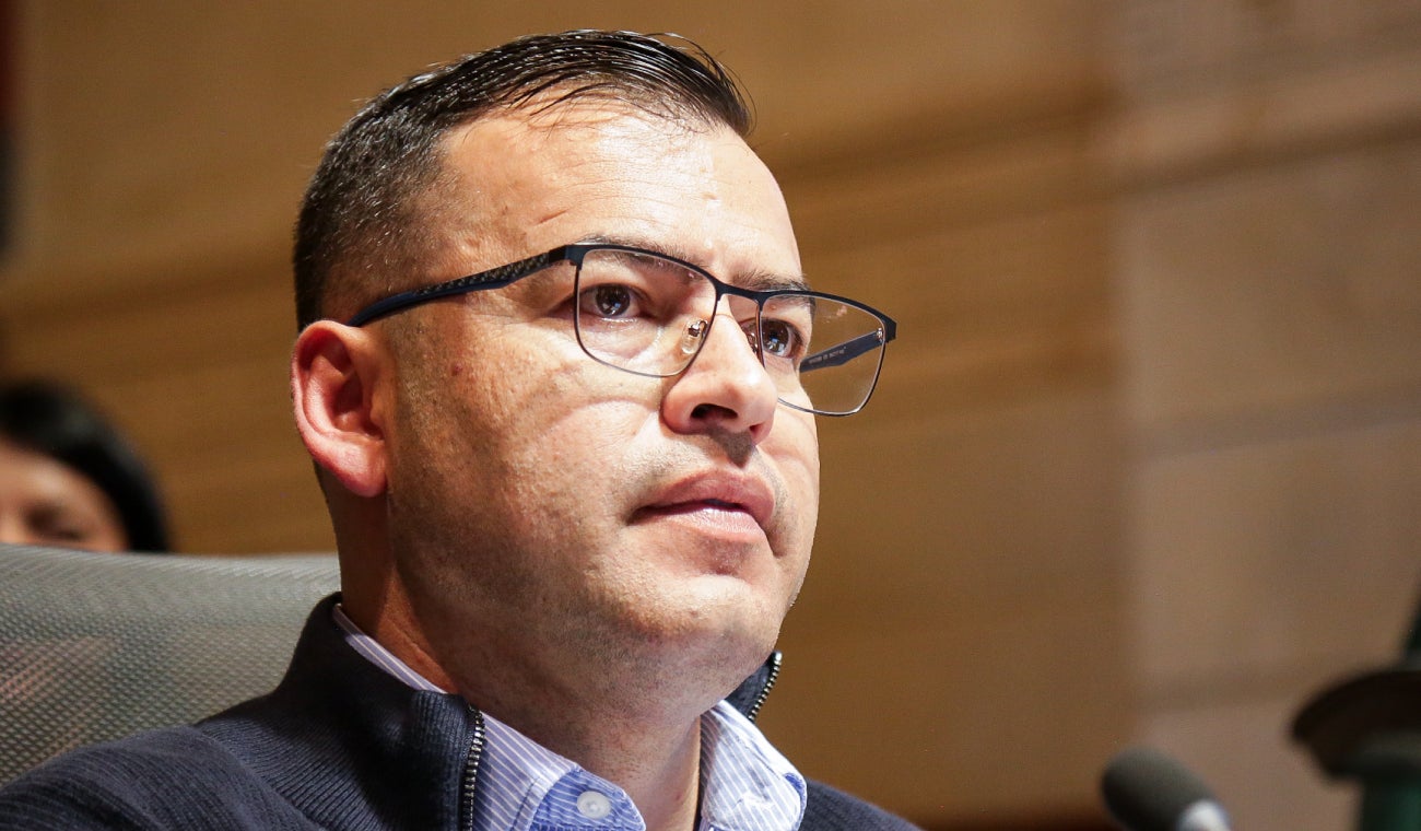Enfrentamiento verbal en la Cámara de Representantes por proyecto de mesada 14 para maestros de Colombia. Representante regala 'conejo de peluche' al presidente de la corporación.