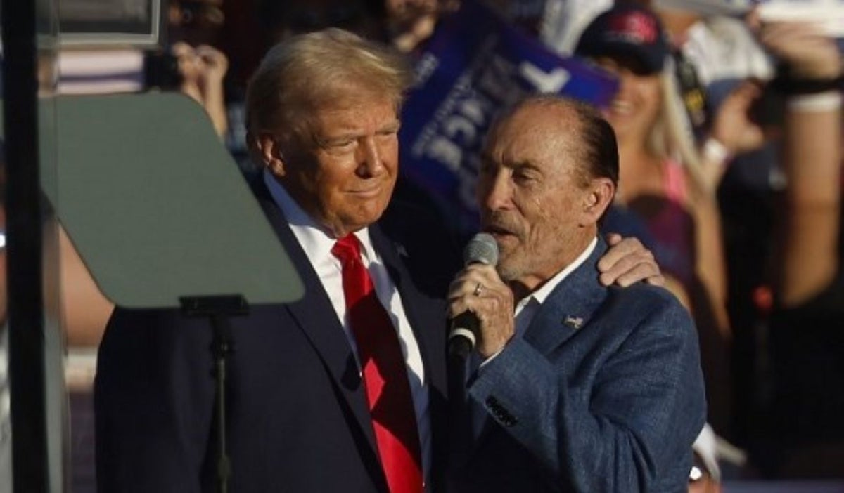 Lee Greenwood y Donald Trump