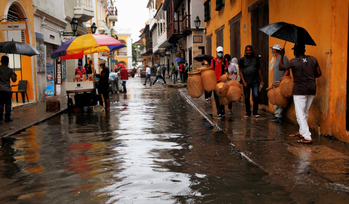 Alerta en Cartagena por fuertes lluvias y posibles inundaciones debido a perturbación tropical.
