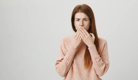 El mal aliento, conocido como halitosis, puede afectar a cualquiera. Descubre cómo las resinas dentales no causan este problema, según experta.
