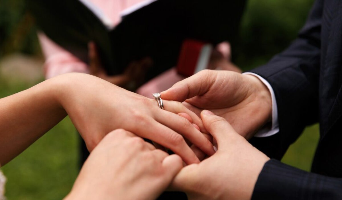 Colombia aprueba ley histórica que prohíbe el matrimonio infantil, creando política pública para erradicar esta práctica dañina.