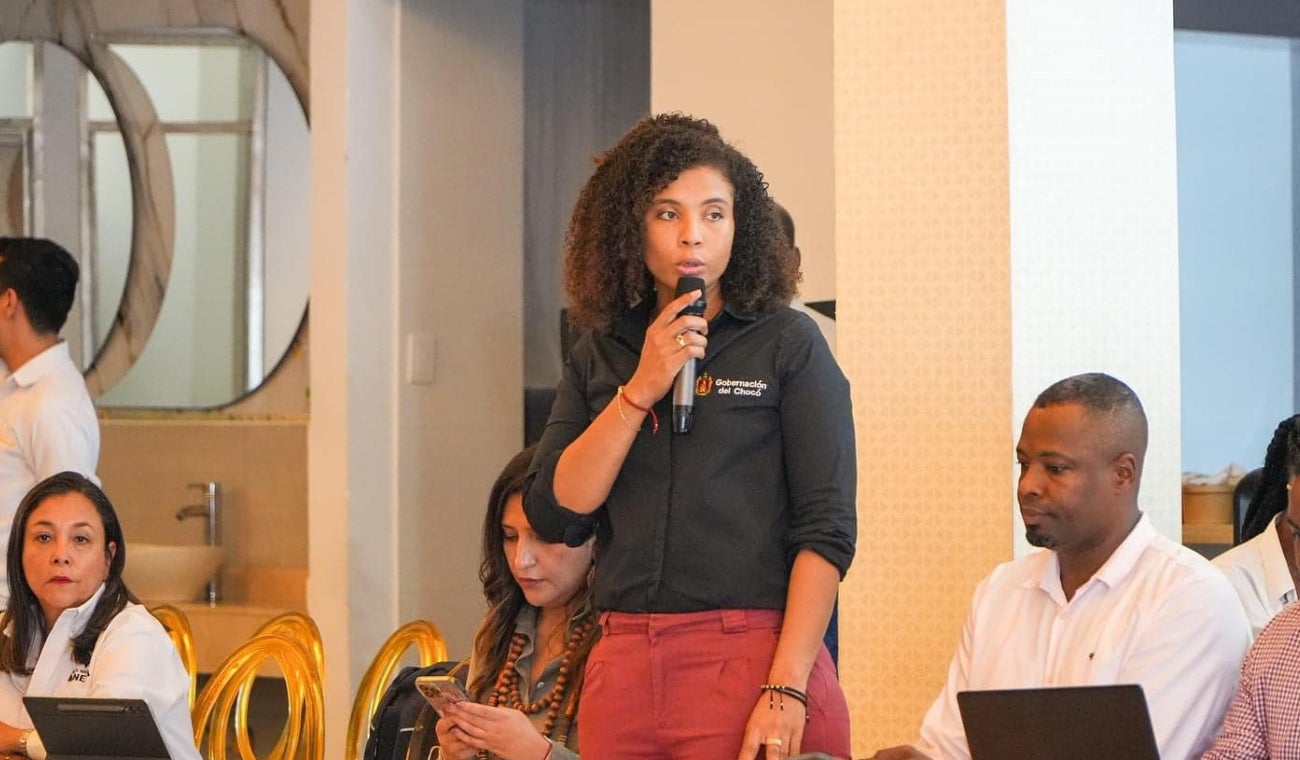 La gobernadora del Chocó destaca graves daños por inundaciones y fuertes lluvias, requiriendo acciones urgentes para recuperación y reubicación de familias damnificadas.