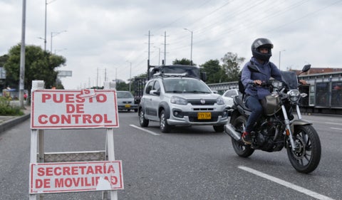 Alcaldía de Bogotá implementa 'Plan Éxodo y Retorno' para puente festivo del 1 al 4 de noviembre. Medidas de pico y placa para optimizar flujo vehicular y reducir congestionamiento.