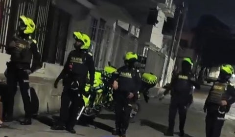 Policías llegando al lugar de la masacre en Barranquilla