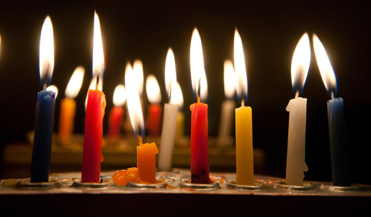 ¿Qué colores de velas ayudan a atraer la prosperidad? Conoce los más poderosos