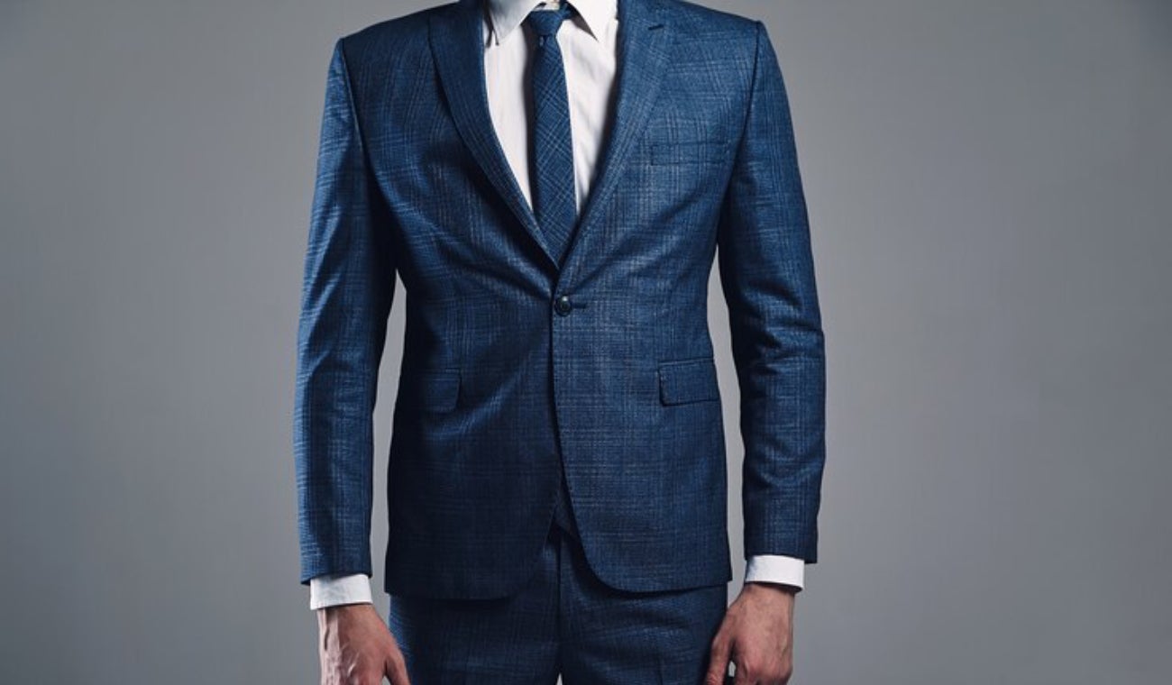 Reviviendo la moda de los 80: Power Suit y música icónica.