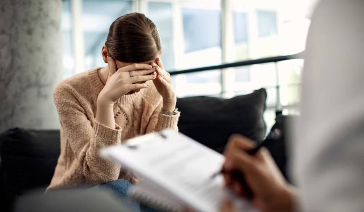 El ministro de Salud busca recursos para programas de salud mental en Colombia.