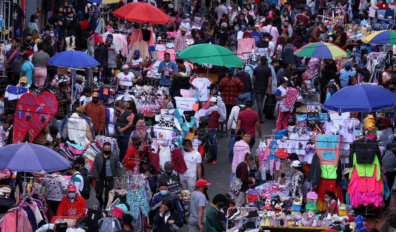 Balacera en San Victorino deja dos muertos y tres heridos, incluido un policía. Autoridades investigan incidente en zona comercial de Bogotá.