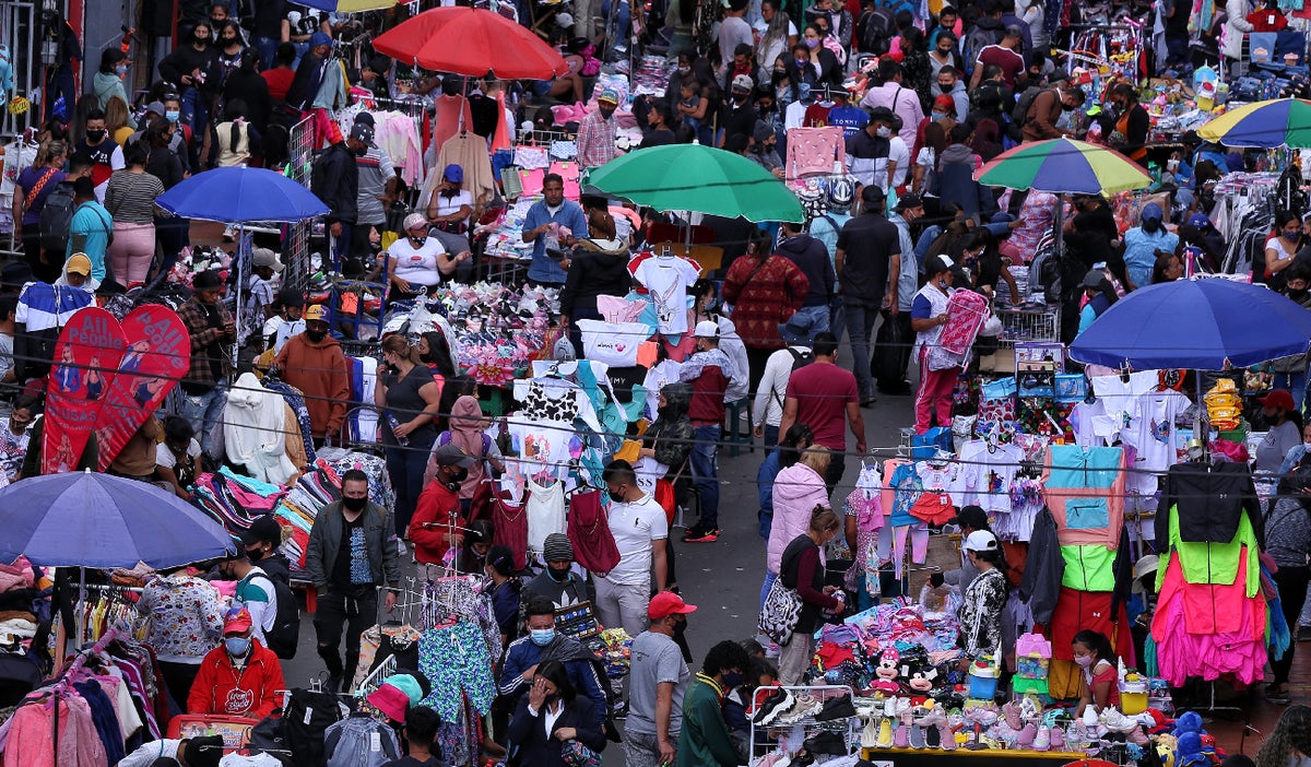 Balacera en San Victorino deja dos muertos y tres heridos, incluido un policía. Autoridades investigan incidente en zona comercial de Bogotá.