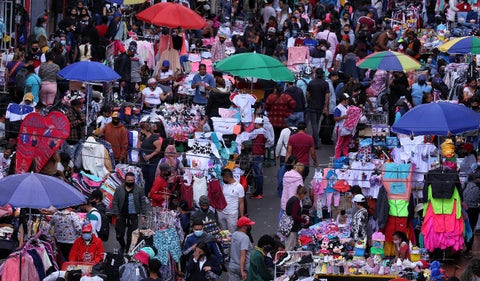 Balacera en San Victorino deja dos muertos y tres heridos, incluido un policía. Autoridades investigan incidente en zona comercial de Bogotá.