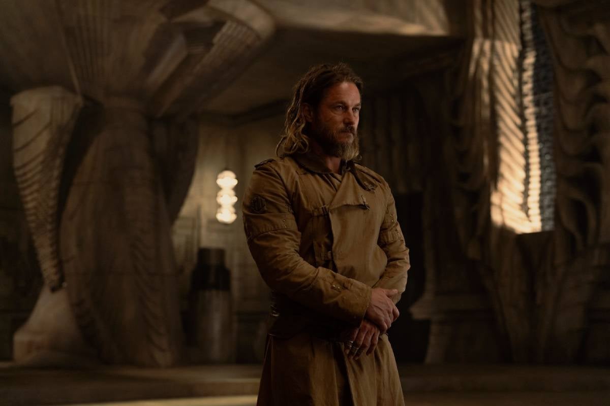 Travis Fimmel es Desmond Hart en Dune Prophecy