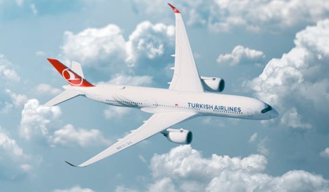 Pasajeros de Turkish Airlines en Bogotá esperan reubicación tras cancelación de vuelo a Estambul.