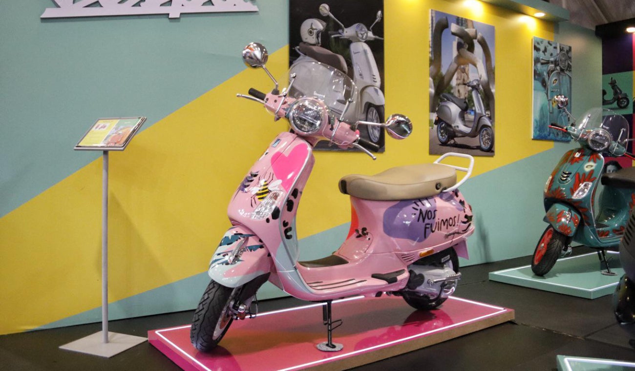 Santiago Álvarez, propietario del concesionario 'Off We Go', habla de la alianza entre Vespa y artistas colombianos en el 'Salón del Automóvil' 2024, destacando la movilidad sostenible y la intervención artística.