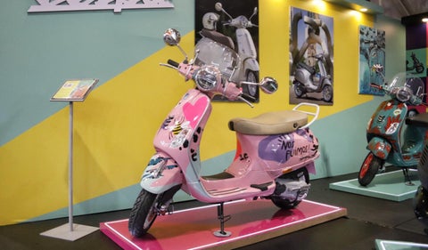 Santiago Álvarez, propietario del concesionario 'Off We Go', habla de la alianza entre Vespa y artistas colombianos en el 'Salón del Automóvil' 2024, destacando la movilidad sostenible y la intervención artística.