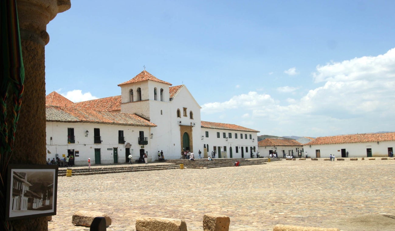 Villa de Leyva rodeada de arquitectura colonial bien preservada.