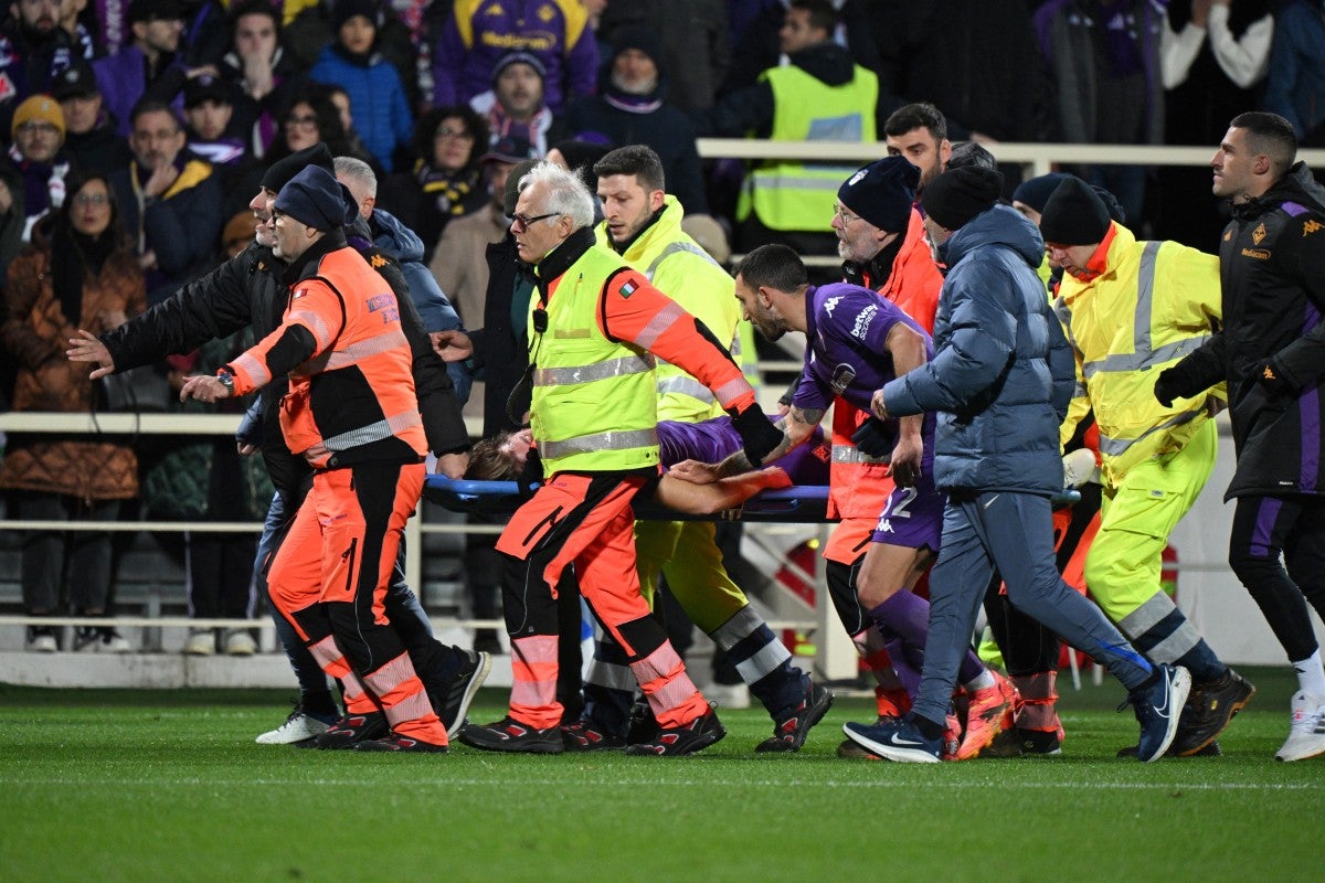 Edoardo Bove, jugador del Fiorentina, se desplomó
