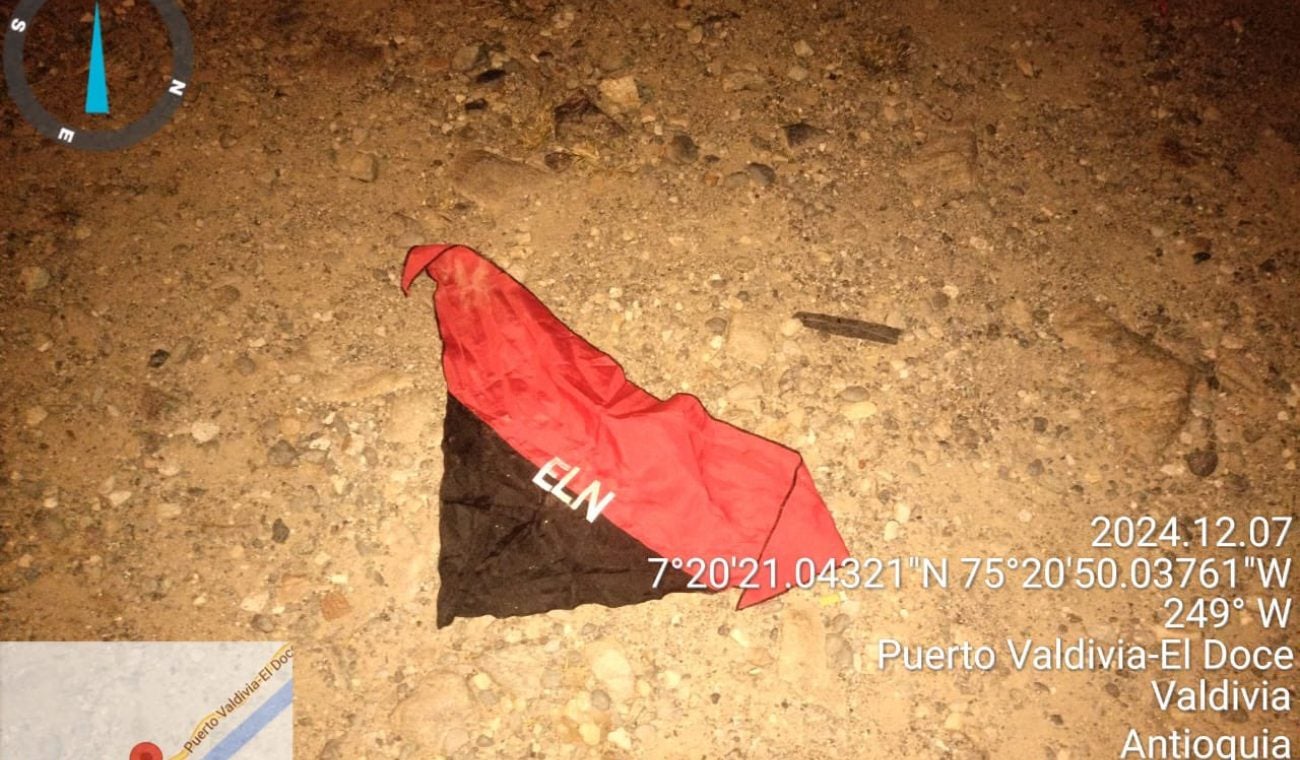 Una pañoleta del ELN en la zona donde ocurrió el ataque, en Valdivia (Antioquia)