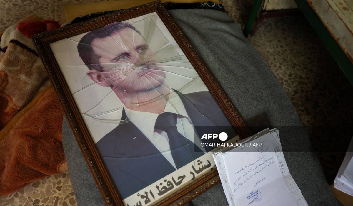 Una foto de Bashar al-Asad rota en la ciudad de Hama, Siria