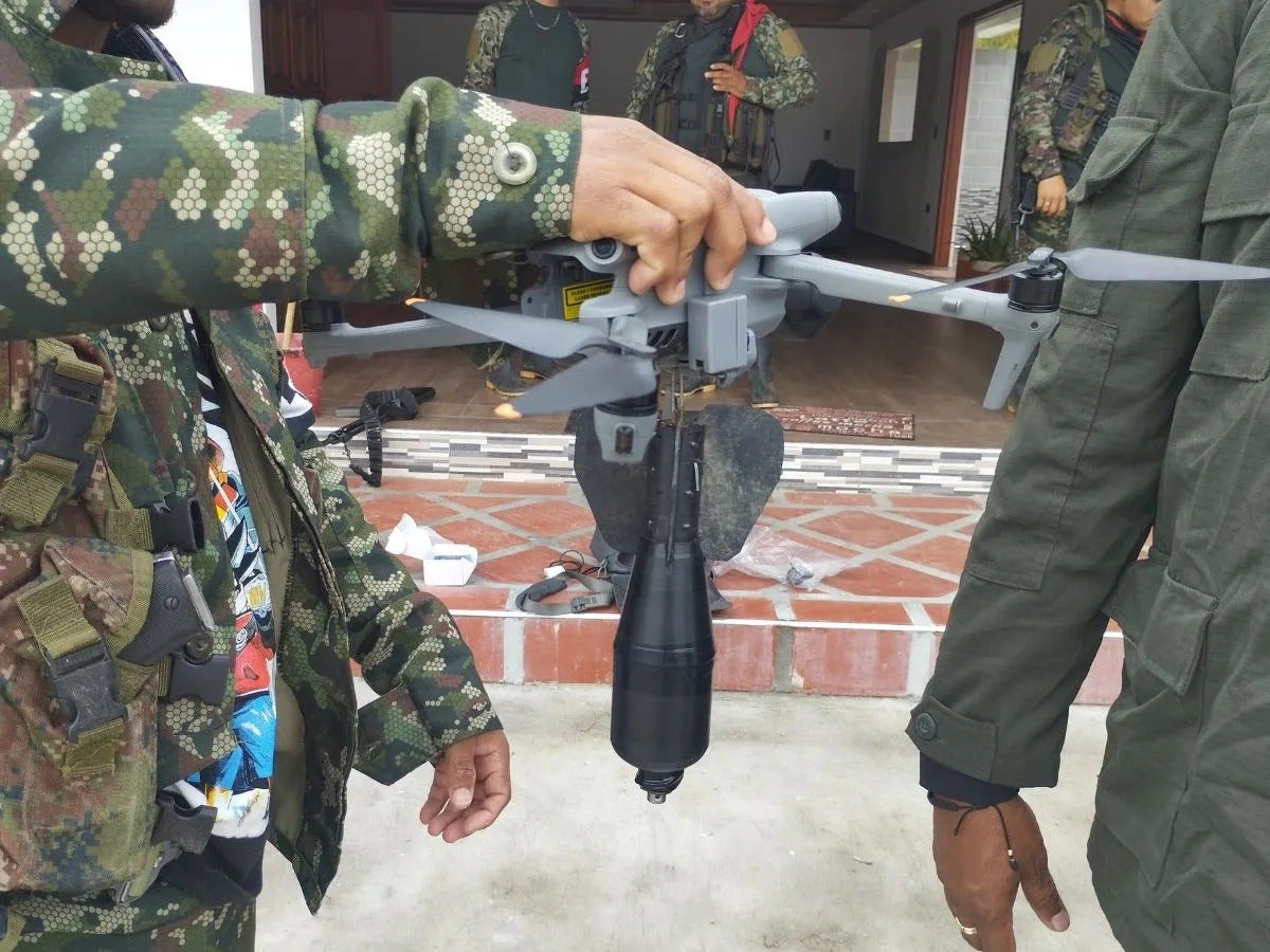 Las disidencias de las farc lanzaron cargas explosivas contra militares que realizan un puesto de control