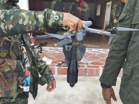 Las disidencias de las farc lanzaron cargas explosivas contra militares que realizan un puesto de control